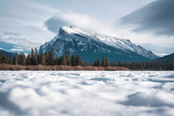在加拿大艾伯塔省班夫国家公园 阳光明媚的冬天 冰封的威末莫尔湖和覆盖着积雪的美丽景色 — 图库照片