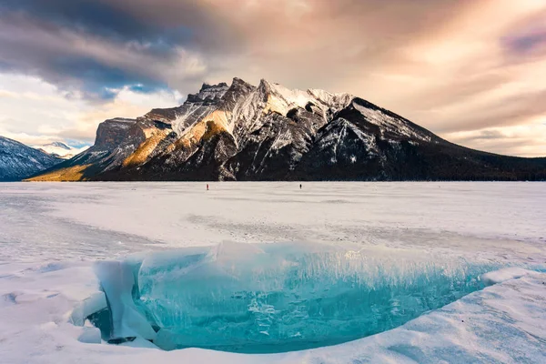 加拿大艾伯塔省班夫国家公园冬季结冰湖中岩石群山 结冰破冰的美丽景色 — 图库照片