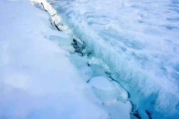 Kış Mevsiminde Donmuş Göl Yüzeyi Çatladı — Stok fotoğraf