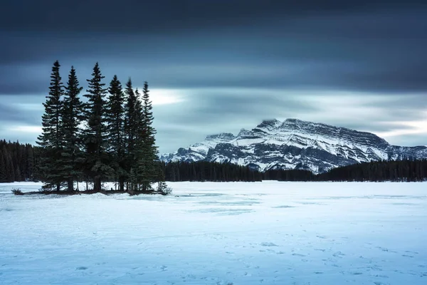 位于加拿大艾伯塔省班夫国家公园的两个杰克湖 冬季有鲁德尔山和松树林的壮观景色 — 图库照片