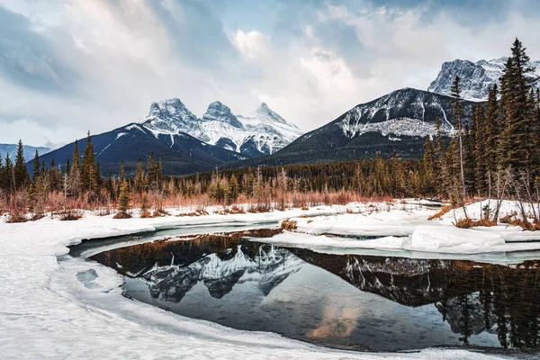 Schöne Aussicht Auf Die Three Sisters Mountains Mit Schnee Bedeckt — Stockfoto