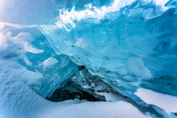 Красива Природна Крижана Печера Замерзлому Озері Зимовий Сезон — стокове фото