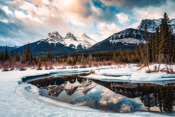 加拿大艾伯塔省坎莫尔 三姐妹山美丽的景色 冬天的早晨 雪地上覆盖着弓形河流的倒影 — 图库照片