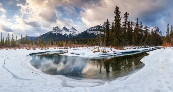 加拿大艾伯塔省坎莫尔 三姐妹山脉美丽的全景 冬天的早晨 三姐妹山脉上 积雪覆盖着弓形河流的倒影 — 图库照片