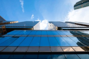 Düşük açılı yansıtıcı mavi cam cephe modern gökdelen ofis binası ekonomi finans sektöründe mavi gökyüzü