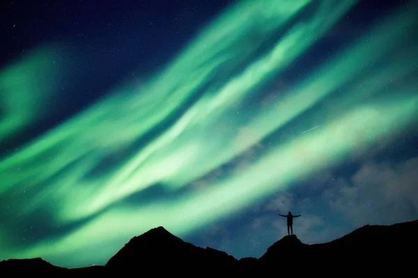 Alpinista Silhueta Sucesso Topo Montanha Com Aurora Borealis Brilhando Céu — Fotografia de Stock