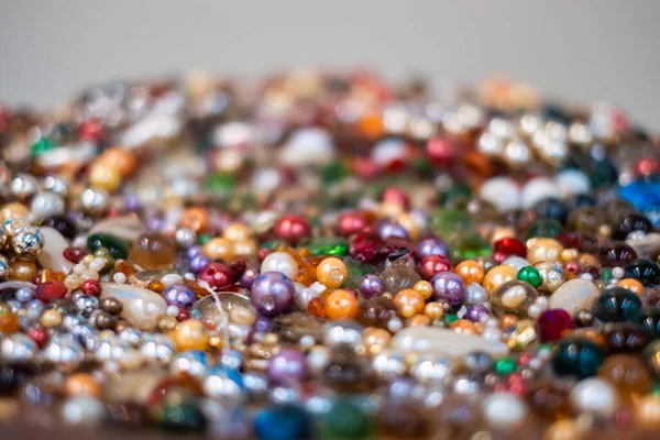 Kolorowe Koraliki Perły Diamenty Kamienie Szlachetne Ozdoby Błyszczące Sklepie Jubilerskim — Zdjęcie stockowe