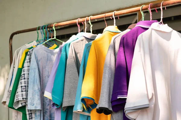 Разноцветная Мужская Одежда Висит Старой Линии Одежды Солнечным Светом Заднем — стоковое фото
