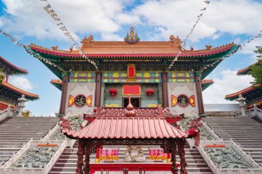 Çin mimari tapınağı Wat Leng Noei Yi 2 veya Wat Mangkon Kamalawat şehir merkezindeki devasa bir Çin Budist tapınağı Nonthaburi, Tayland