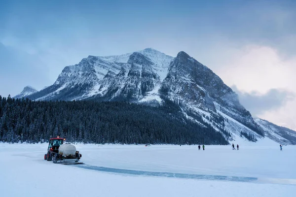 Tractor Arando Nieve Lago Congelado Preparándose Para Pista Hielo Natural — Foto de Stock