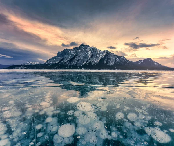 Bela Vista Lago Abraham Congelado Com Montanhas Rochosas Bolhas Naturais — Fotografia de Stock