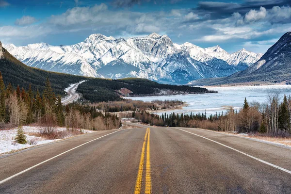 Bela Paisagem Viagem Estrada Estrada Com Montanhas Rochosas Lago Congelado — Fotografia de Stock