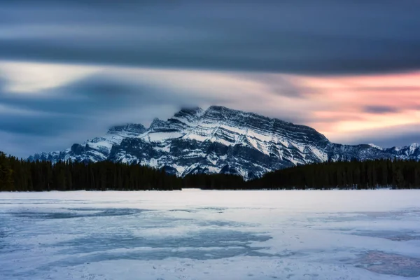加拿大艾伯塔省班夫国家公园 两个杰克湖与朗德尔山的美丽景色 长期暴露效果 — 图库照片