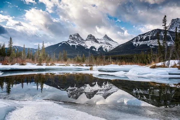 加拿大艾伯塔省坎莫尔 三姐妹山美丽的景色 冬天的早晨 冰雪覆盖着结冰的弓江倒影 — 图库照片