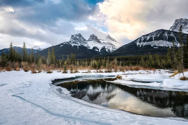 Hermosa Vista Las Montañas Three Sisters Con Nieve Cubierta Reflejo — Foto de Stock