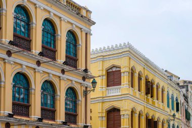 Sino Portekiz tarzında eski sarı bina cephesi Çin ve Portekizce 'nin eşsiz bir mimari karışımıdır.