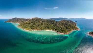 Tropikal deniz, balıkçı teknesi ve tatil köyü olan güzel Koh Lipe adasının Satun, Thailan 'da yaz tatilinde panorama hava manzarası.