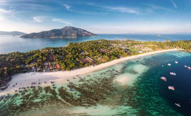 Tropikal deniz, balıkçı teknesi ve tatil köyü olan güzel Koh Lipe adasının Satun, Thailan 'da yaz tatilinde panorama hava manzarası.