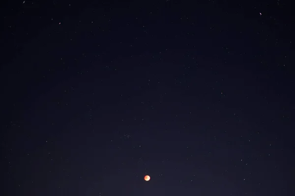Całkowite Zaćmienie Księżyca Krwawy Księżyc Gwiaździstym Nocnym Niebem — Zdjęcie stockowe