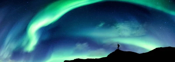 Panorama Güzel Aurora Borealis Kuzey Işıkları Gölgede Parlayan Yürüyüşçü Gecenin — Stok fotoğraf