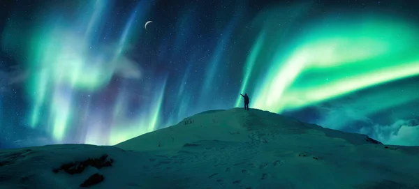 Gyönyörű Aurora Borealis Északi Fények Világít Sziluett Túrázó Áll Hegyen — Stock Fotó