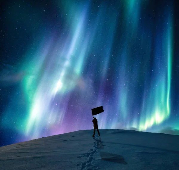 Fantastik Aurora Borealis Kuzey Işıkları Siluet Üzerinde Mutlu Bir Adamın — Stok fotoğraf