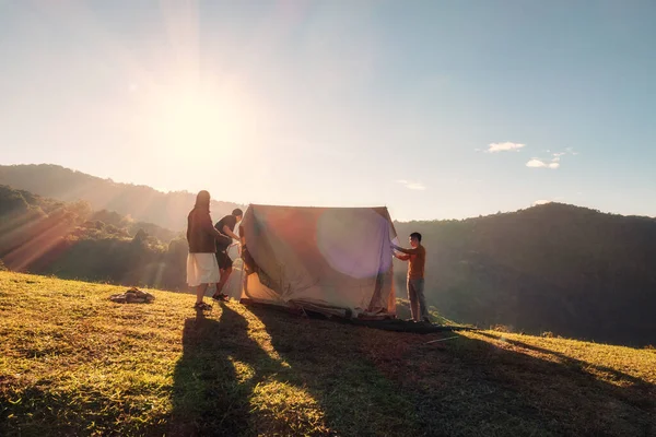 Gruppe Von Freunden Beim Zeltaufbau Auf Dem Zeltplatz Hügel Sonnenuntergang — Stockfoto