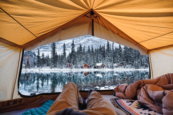 Путешественник Отдыхает Большой Палатке Коттеджем Лесу Озере Хара Зимой — стоковое фото