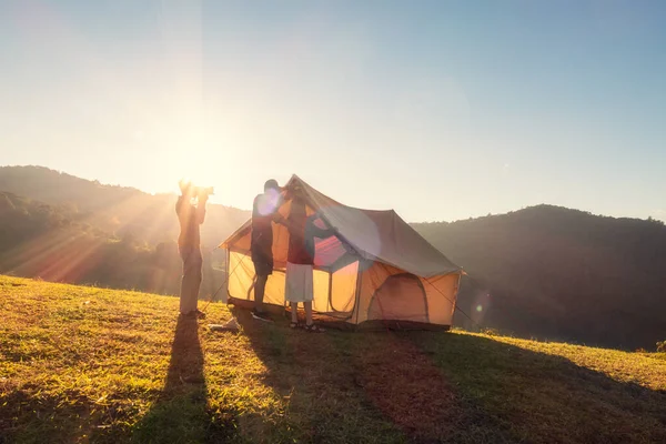 Bir Grup Arkadaş Kamp Tepesinde Çadır Kuruyorlar Kırsal Kesimde Gün — Stok fotoğraf