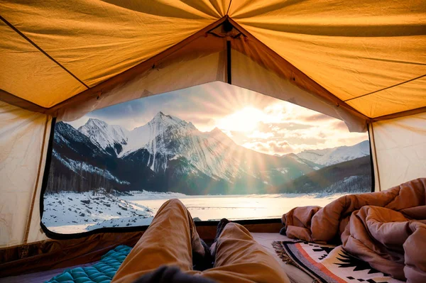 Traveler Man Relaxing Yellow Tent Sunrise Medicine Lake Winter Jasper — Stock Photo, Image