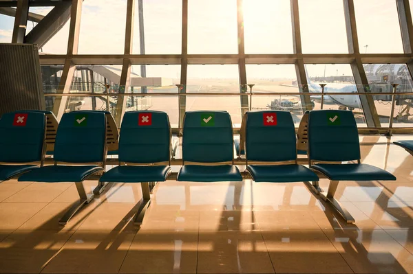 Covid 19の期間中の感染リスクを保護するための社会的距離を示す空の座席の行 新しい通常のターミナル空港でのコロナウイルスパンデミック — ストック写真