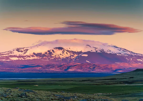 Montanha Vulcânica Colorida Com Nuvens Boné Entre Highlands Islandesas Verão — Fotografia de Stock