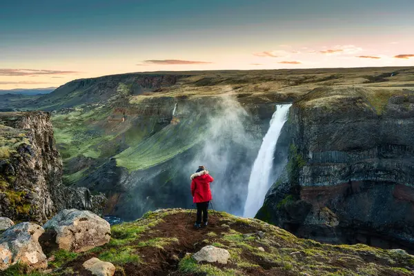 Величественный Водопад Хайфосс Текущий Вулканическом Каньоне Путешественник Фотографирующийся Среди Исландского — стоковое фото
