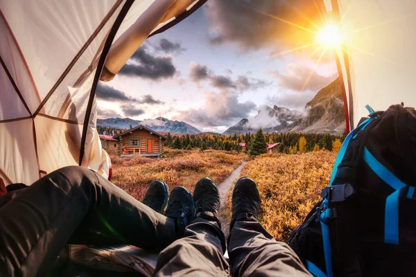 Beine Eines Wanderpaares Relaxen Zelt Mit Rocky Mountains Und Holzhütte — Stockfoto