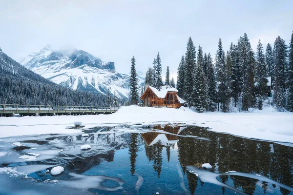 Hermoso Paisaje Frozen Emerald Lake Con Lodge Madera Bosque Pinos — Foto de Stock