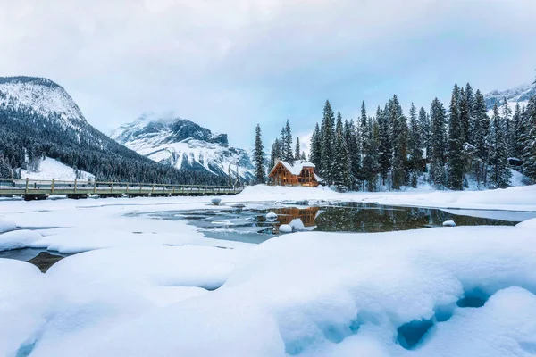 Hermoso Paisaje Frozen Emerald Lake Con Lodge Madera Brillante Insnowfall — Foto de Stock