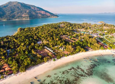 Tropikal deniz, balıkçı teknesi ve tatil köyü olan güzel Koh lipe adasının Satun, Tayland 'da yaz tatilinde havadan görünüşü.