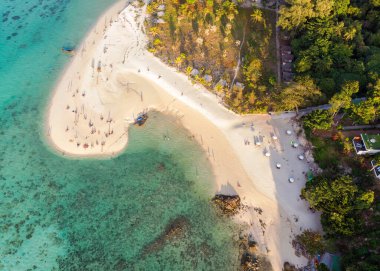 Güzel Koh Lipe Adası 'nın Aeria manzarası. Tayland' ın Satun kentindeki tropikal denizde dinlenen bir turist.