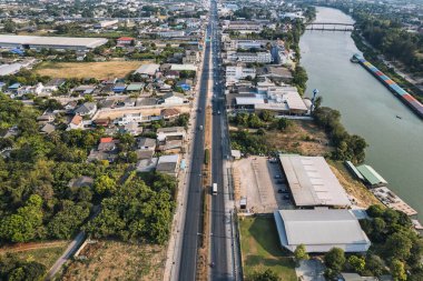Otoyol üzerindeki araba görüntüsü yerel köy ve banliyödeki küçük kasabadaki ticari bina.