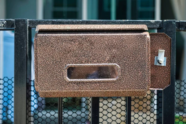 家の前のフェンスに設置されたレターボックスまたはメールボックス — ストック写真