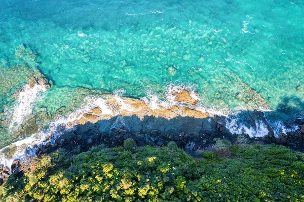 stock image Top view of beautiful turquoise sea and wave crashing on coastline in summer