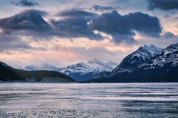 加拿大Ab贾斯珀国家公园亚伯拉罕湖上的岩石群山和结冰的湖上 阳光普照的美丽冬季风景 — 图库照片