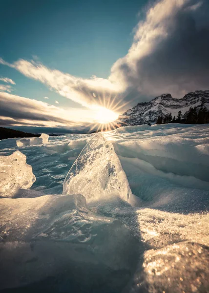 Puesta Sol Sobre Hielo Agrietado Del Lago Congelado Temporada Invierno —  Fotos de Stock