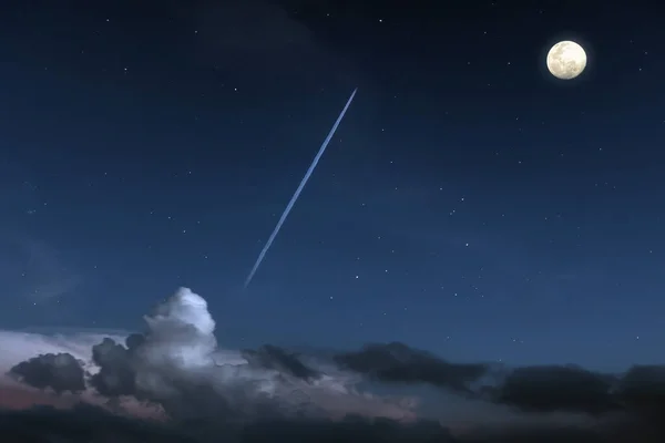 Gece Gökyüzünde Bulutların Arasında Uçan Özel Bir Jet Uçağı Dolunayda — Stok fotoğraf