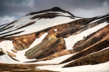 Fjallabak Doğa Koruma Alanı ile kaplı görkemli volkanik dağ manzarası, İzlanda 'nın Landmannalaugar, İzlanda' da yaz mevsiminde İzlanda Dağları