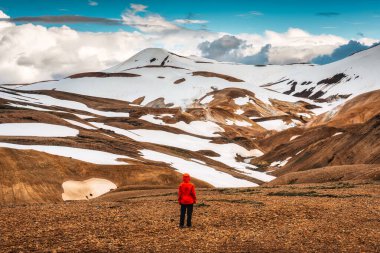 Başarılı yürüyüşçü Kerlingarfjoll 'da durup jeotermal alanda ve yazın İzlanda' nın dağlarında volkan dağında