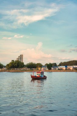 Akşamları Tayland körfezinde tropikal denizde ahşap balıkçı teknesi.