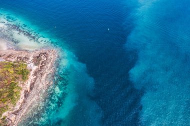 Yazın tropikal adanın kıyısındaki güzel kristal mavi ve turkuaz deniz manzarası