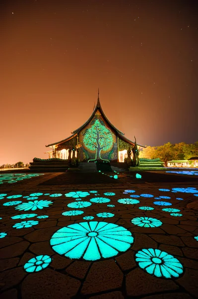 Piękna Architektura Świątyni Kościoła Drzewem Bodhi Świecące Fluorescencyjne Lotosu Malowanie — Zdjęcie stockowe