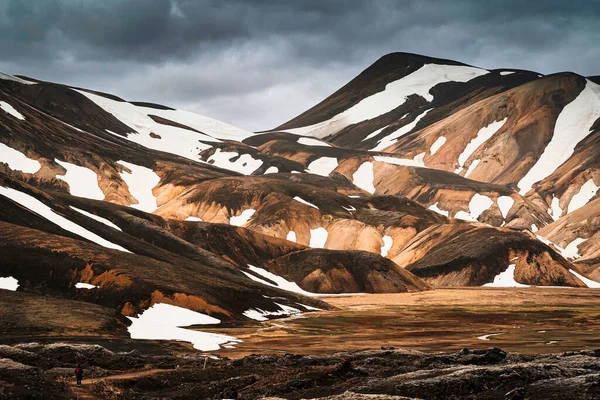 Landmannalaugar 아이슬란드의 Fjallabak 지역에 눈으로 둘러싸인 지대의 — 스톡 사진